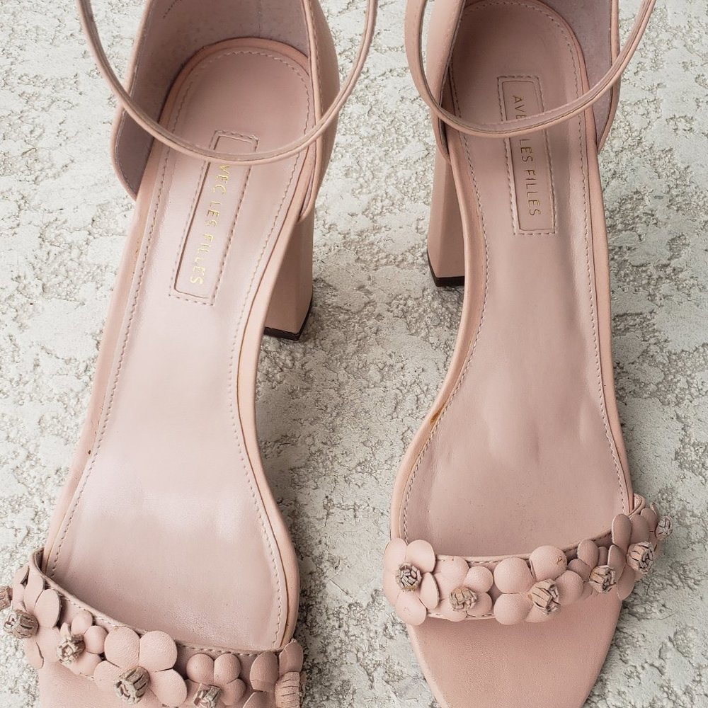 PALE PINK LEATHER SANDALS LOVELY DETAIL